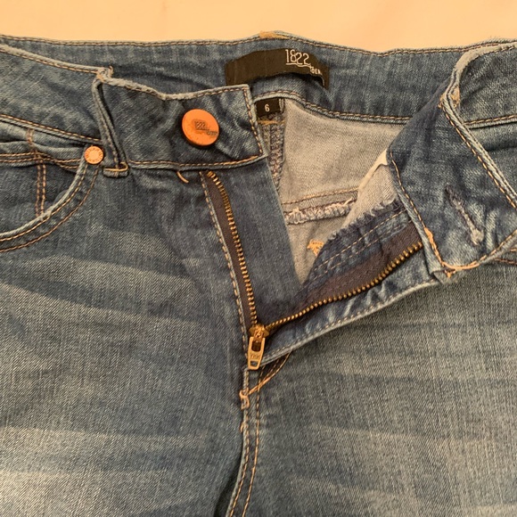 1822 Denim Distressed Ankle Skinny Jeans - Picture 7 of 9